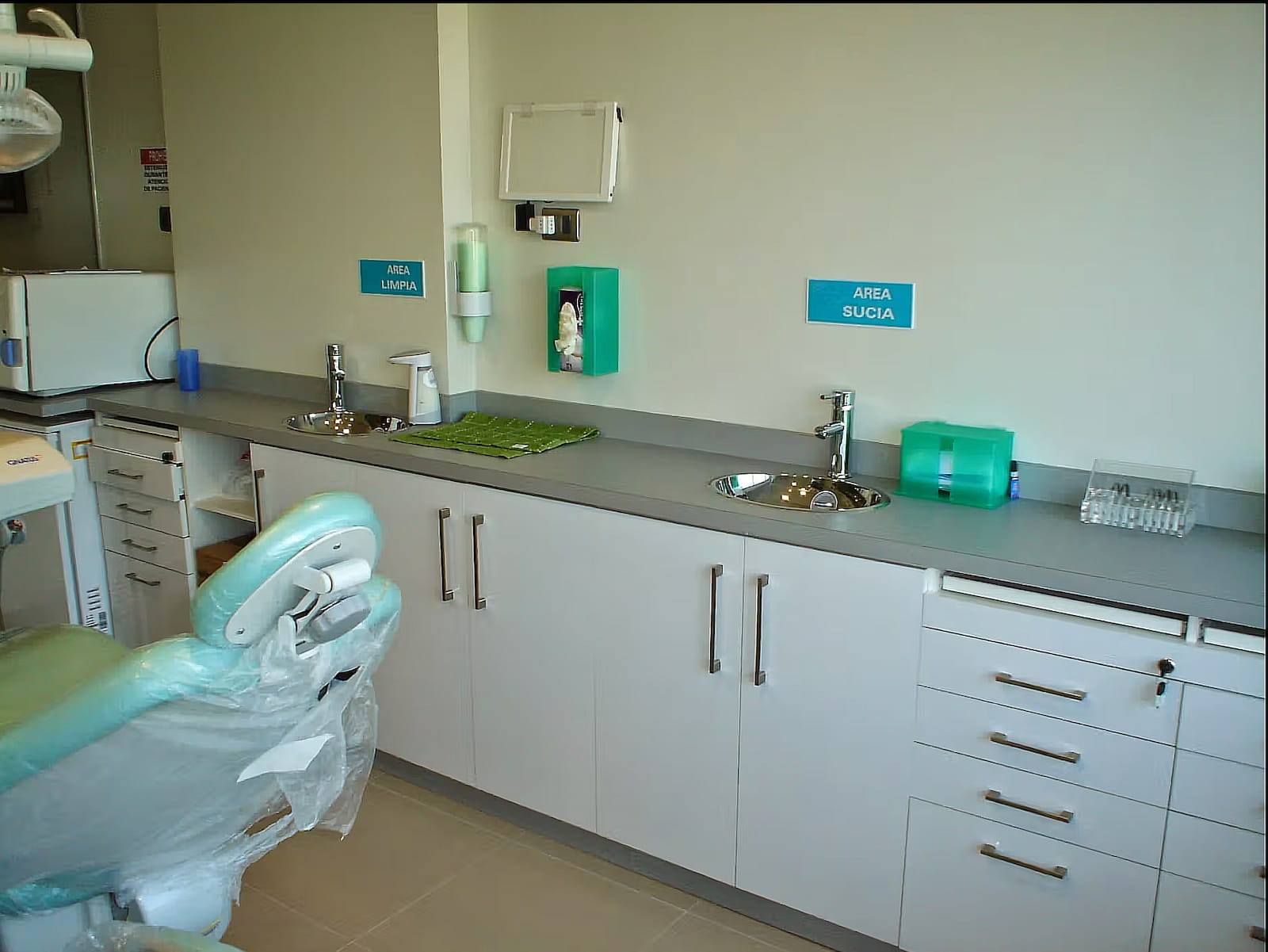 Habilitación de clínica dental Odontoinnova en La Dehesa, Lo Barnechea, por ArqSol Construcciones