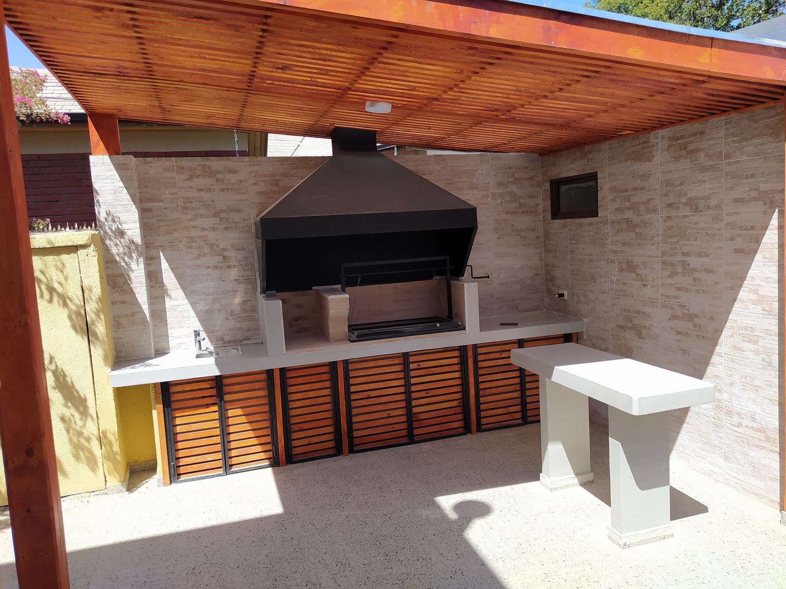 Quincho y zona de parrilla construidos en Las Condes