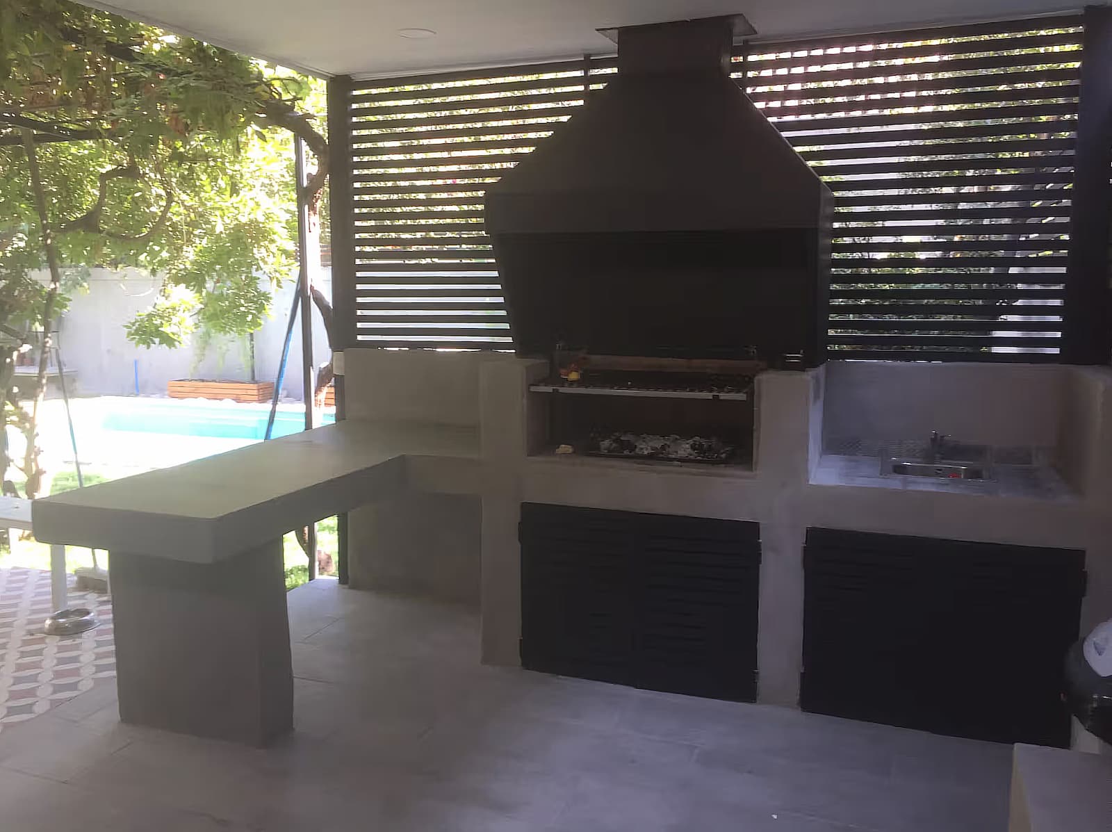 Quincho, terraza y piscina construidos a medida por ArqSol Construcciones