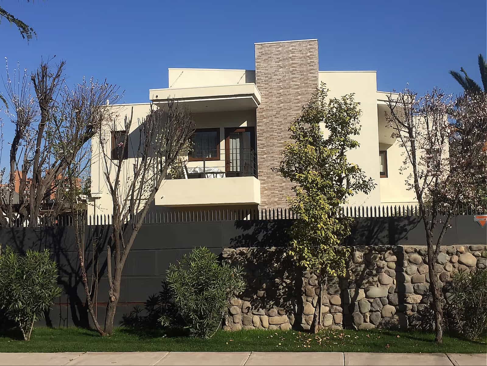 Remodelación y ampliación de casa en calle La Oración realizada por ArqSol