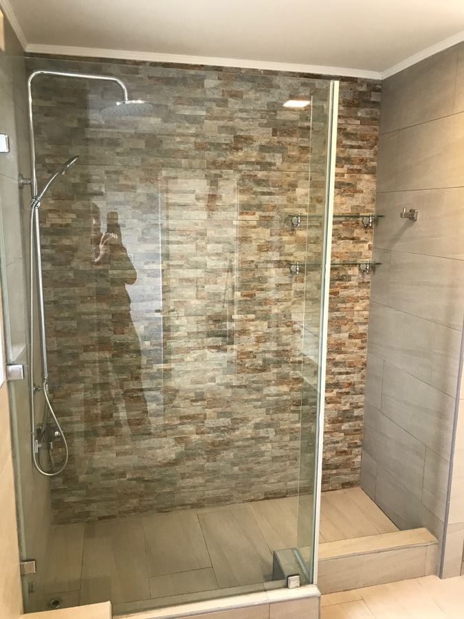 Remodelación de baño en suite con shower y fachaleta de piedra en Las Condes