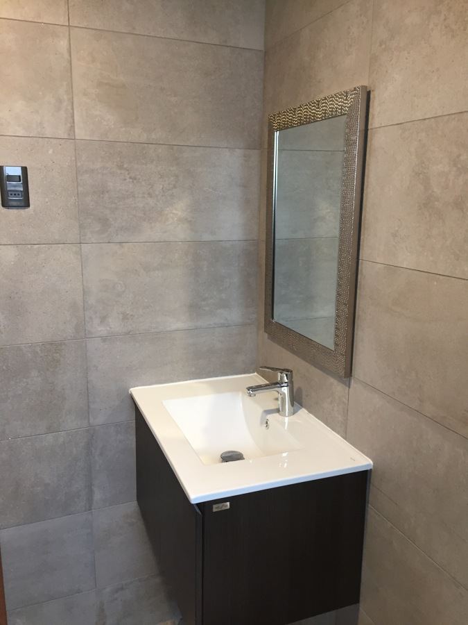 Remodelación de baño de visitas con mueble a medida en Las Condes